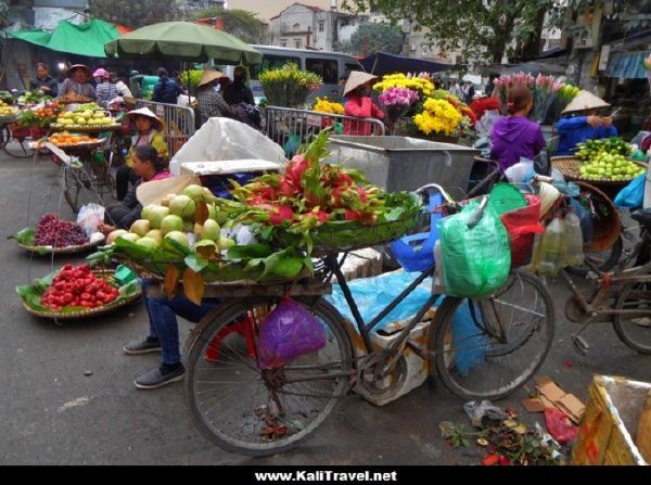 vietnam-hanoi-old-town-fruit-flower-market