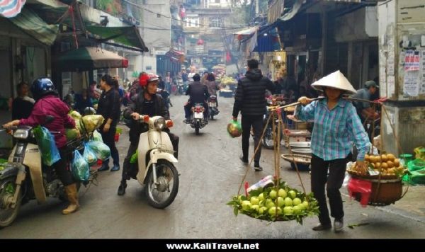 vietnam-hanoi-old-town-street-seller-scene