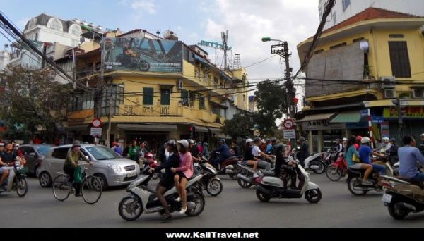 vietnam-hanoi-old-town-traffic-scene