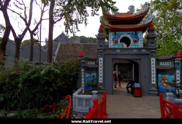 vietnam-hanoi-sword-lake-temple-of-jade-mountain